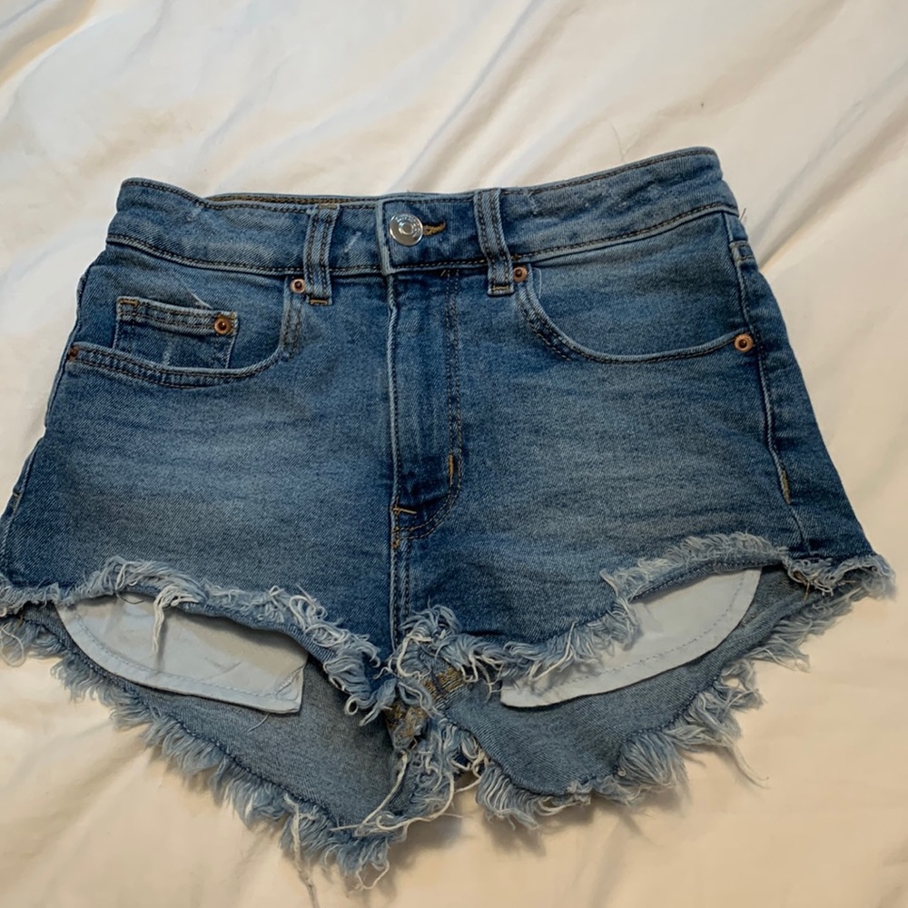 H&M DIVIDED Denim Frayed Shorts in Size 4.